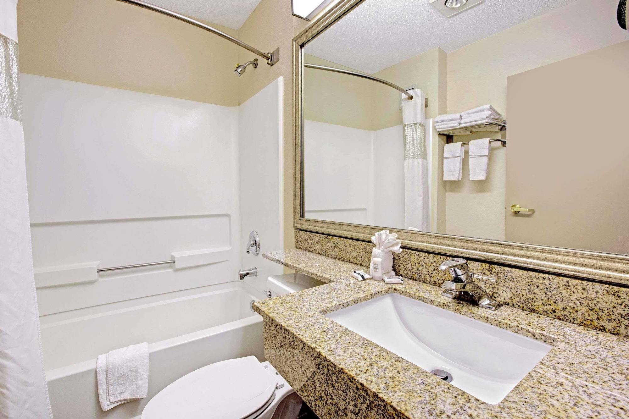 Hotel Microtel & By Wyndham 2*